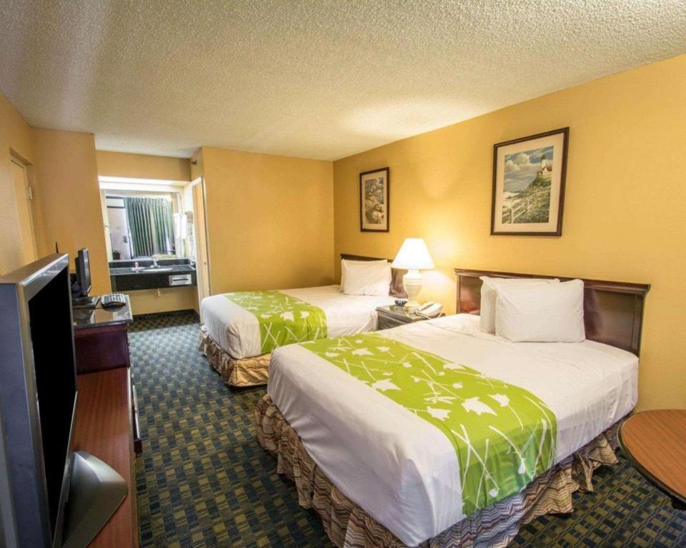 Quality Inn Селабрейшън Екстериор снимка
