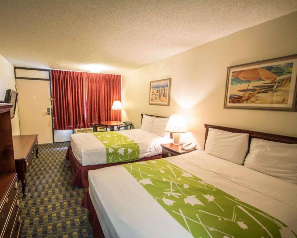 Quality Inn Селабрейшън Екстериор снимка