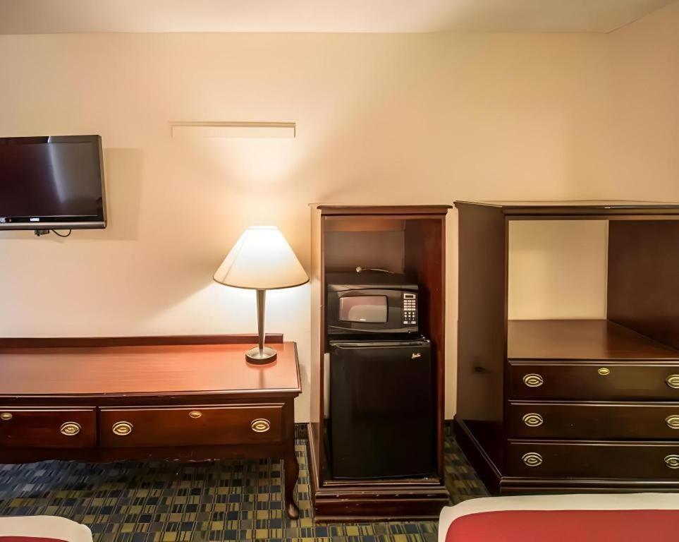 Quality Inn Селабрейшън Екстериор снимка