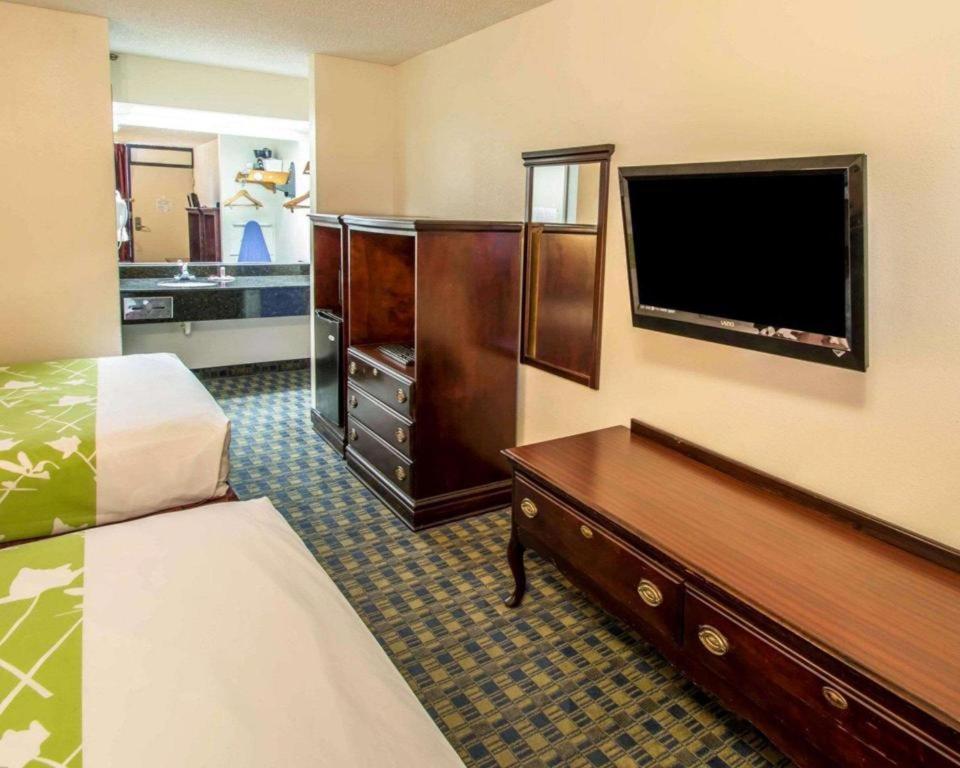 Quality Inn Селабрейшън Екстериор снимка