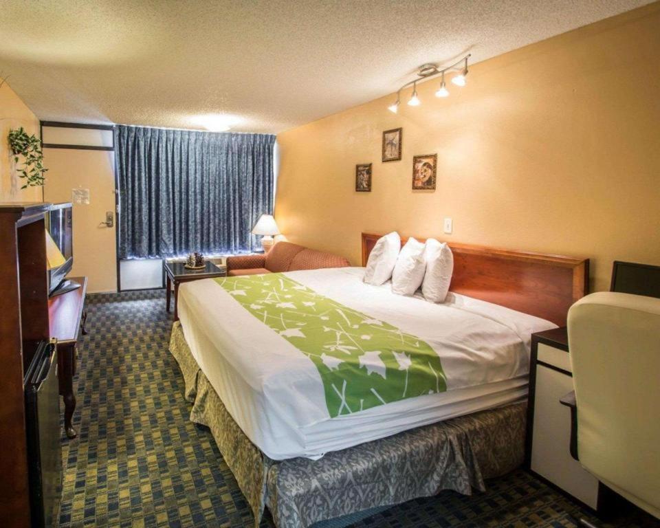 Quality Inn Селабрейшън Екстериор снимка