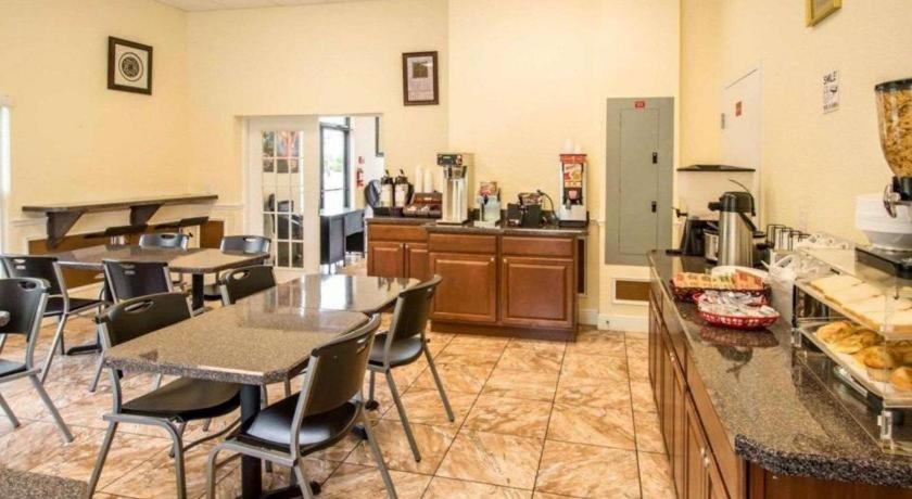 Quality Inn Селабрейшън Екстериор снимка