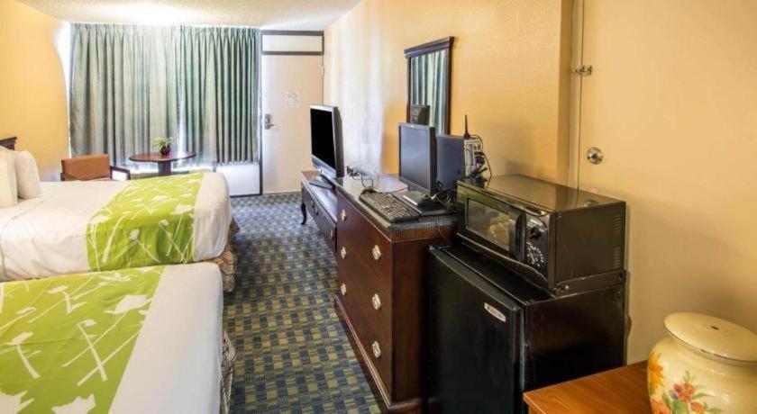 Quality Inn Селабрейшън Екстериор снимка
