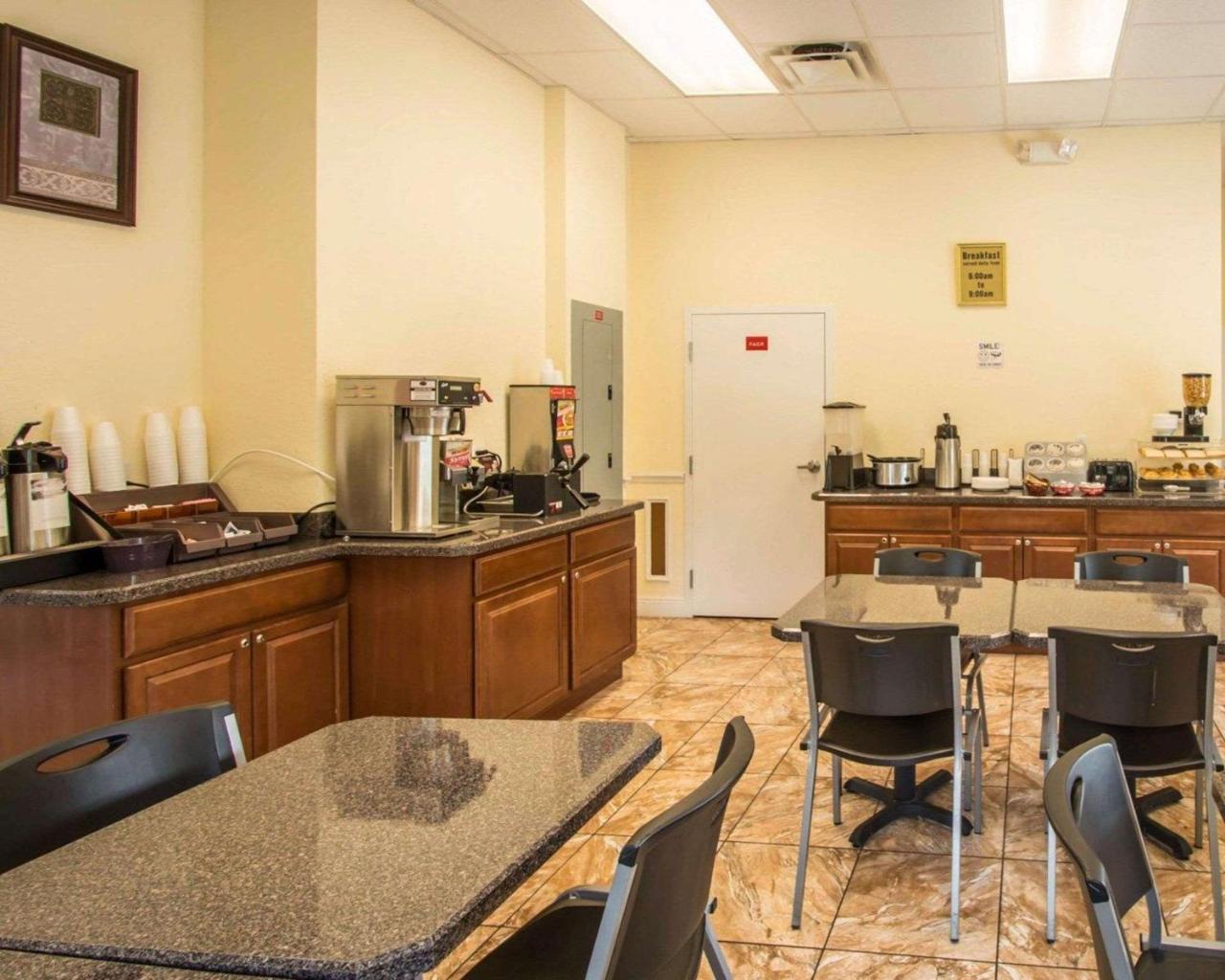 Quality Inn Селабрейшън Екстериор снимка
